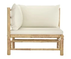 Kampinė sodo sofa su kreminėmis pagalvėlėmis, bambukas