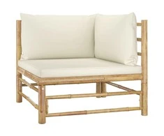 Kampinė sodo sofa su kreminėmis pagalvėlėmis, bambukas