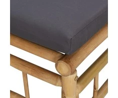 Kampinė sodo sofos dalis su pilkomis pagalvėlėmis, bambukas
