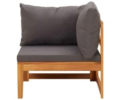 Kampinė sofa su tamsiai pilkomis pagalvėlėmis, akacijos masyvas