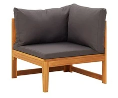 Kampinė sofa su tamsiai pilkomis pagalvėlėmis, akacijos masyvas