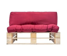 Sodo sofa iš palečių su raudonomis pagalvėlėmis, pušies mediena