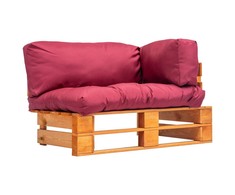 Sodo sofa iš palečių su raudonomis pagalvėlėmis, pušies mediena