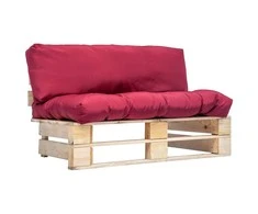 Sodo sofa iš palečių su raudonomis pagalvėlėmis, pušies mediena