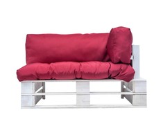 Sodo sofa iš palečių su raudonomis pagalvėlėmis, pušies mediena