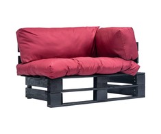 Sodo sofa iš palečių su raudonomis pagalvėlėmis, pušies mediena