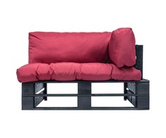 Sodo sofa iš palečių su raudonomis pagalvėlėmis, pušies mediena