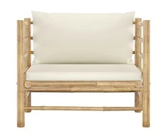 Sodo sofa su kreminėmis pagalvėlėmis, bambukas