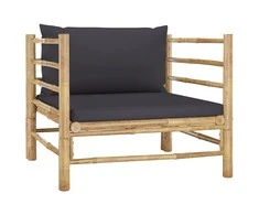 Sodo sofa su tamsiai pilkomis pagalvėlėmis, bambukas