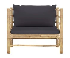 Sodo sofa su tamsiai pilkomis pagalvėlėmis, bambukas