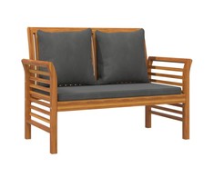 Sofa-suoliukas su tamsiai pilkomis pagalvėlėmis, akacija