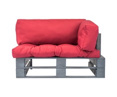 Sodo sofa iš palečių su raudonomis pagalvėlėmis, pušies mediena