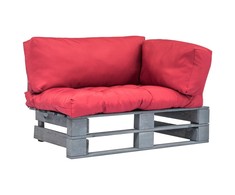 Sodo sofa iš palečių su raudonomis pagalvėlėmis, pušies mediena
