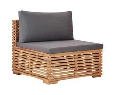 Vidurinė sodo sofos dalis su pilka pagalvėle, tikmedžio masyvas