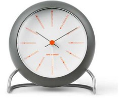Arne Jacobsen Clocks Arne Jacobsen - Bankers stalo laikrodis - Ø11 cm - Tamsiai pilkas