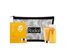 „Little Luxuries“ rinkinys „Rodial“: skaistinamasis veido gelis su vitaminu C, 20 ml + skaistinamoji pudra su vitaminu C, 15 ml + skaistinamasis tonikas su vitaminu C, 100 ml + energizuojanti veido kaukė su vitaminu C, 20 g