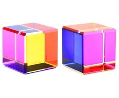 Stiklinis spalvotas kubas: geometrijai, šviesos laužimui, perspektyvai mokytis ir tyrinėti. 4cm