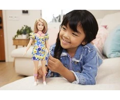 Barbie Barbė madistė, serganti Dauno sindromu ir dėvinti spalvingą suknelę
