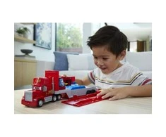Mattel Cars transporteris Makas su žaidimų aikštele