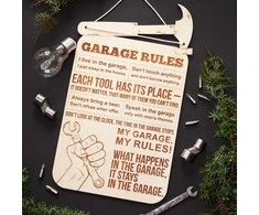 Graviruota medinė lentelė "Garage rules" (anglų kalba)