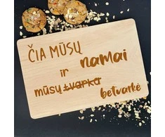 Graviruota medinė pjaustymo lentelė "Mūsų namai"