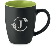 Graviruotas puodelis su "J" inicialu