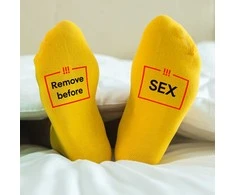 Kojinės su spauda ant padų "Remove before sex"