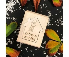 Medinė graviruota taupyklė "Taupau namui"