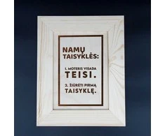 Medinis graviruotas rėmelis "Auksinė namų taisyklė"