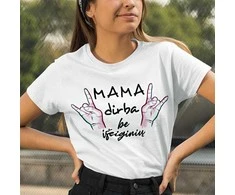 Moteriški marškinėliai "Mama dirba be išeiginių"