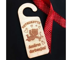 Pakabinama medinė lentelė ant durų "Amūras darbuojasi"