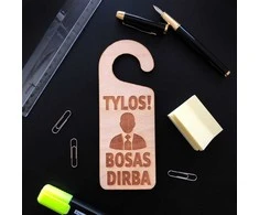Pakabinama medinė lentelė ant durų "TYLOS! BOSAS DIRBA"