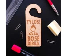 Pakabinama medinė lentelė ant durų "TYLOS! BOSĖ DIRBA"