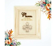 Personalizuotas medinis rėmelis "Mama, tu esi dalelė, kuri laiko mus kartu" (su pasirinktais vardais)