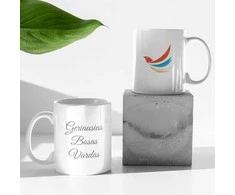 Puodelis su įmonės logotipu ir boso vardu