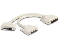 Delock Adapteris Y-Kabelis Splitter D-Sub HD 44 Pin Stecker zu 2 x D-Sub HD 44 Pin Buchse mit Schrauben 30 cm