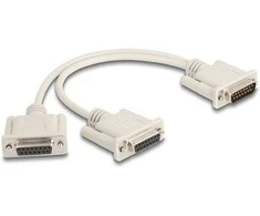 Delock Adapteris Y-Kabelis Splitter D-Sub 15 Pin Stecker zu 2 x D-Sub 15 Pin Buchse mit Schrauben 30 cm