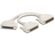 Delock Adapteris Y-Kabelis Splitter D-Sub HD 50 Pin Stecker zu 2 x D-Sub HD 50 Pin Buchse mit Schrauben 30 cm