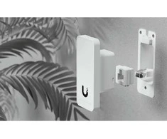Šakotuvas „Ubiquiti UniFi Access“ antros kartos kompaktiškas vidinis/išorinis skaitytuvas organizacijoms su integruotu pasveikinimo garsiakalbiu ir LED blykste.