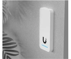 „Ubiquiti UniFi Access“ antros kartos kompaktiškas vidinis/išorinis skaitytuvas organizacijoms su integruotu pasveikinimo garsiakalbiu ir LED blykste.