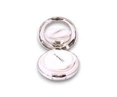 MAC Lightful C+ kompaktiškas makiažo pagrindas „Extra Light Rose“ SPF 50, 12 g