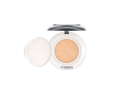 MAC Lightful C+ kompaktiškas makiažo pagrindas „Light SPF 50“, 12 g