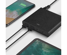 UNIQ laidinis įkroviklis HUB Surge 90W juodos spalvos 2xUSB Quick Charge 3.0 + 2xUSB-C PD 3.0 (LITHOS Collective)