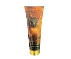 Victoria Secrets Victoria's Secret Glowing Places Hydrating Day &amp; Night Losjonas kūnui kūno losjonas, 236 ml