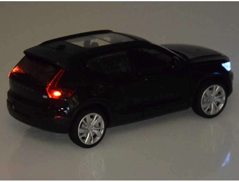 Jokomisiada Metalo automobilio modelis „Volvo XC40“ įkrovimo skalė 1:32 skamba šviesiai ZA4614
