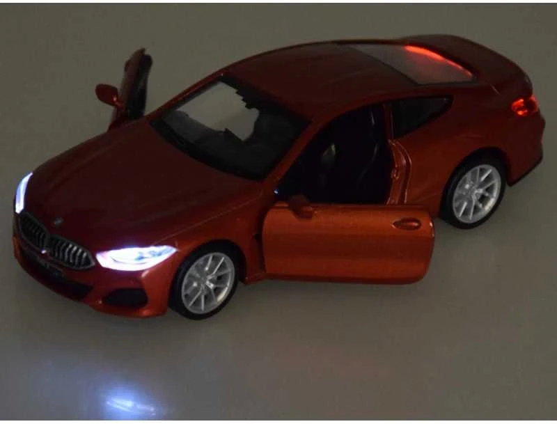 Jokomisiada Metalo automobilio modelis 1:35 BMW M850I kupė šviesos garsas ZA4612