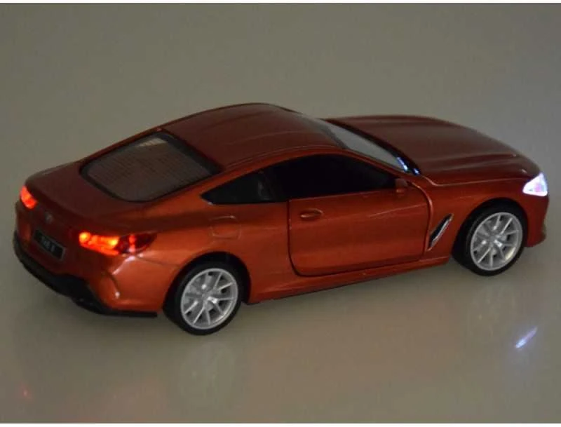 Jokomisiada Metalo automobilio modelis 1:35 BMW M850I kupė šviesos garsas ZA4612