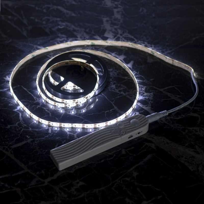Maitinama LED juosta su judesio jutikliu 2 m