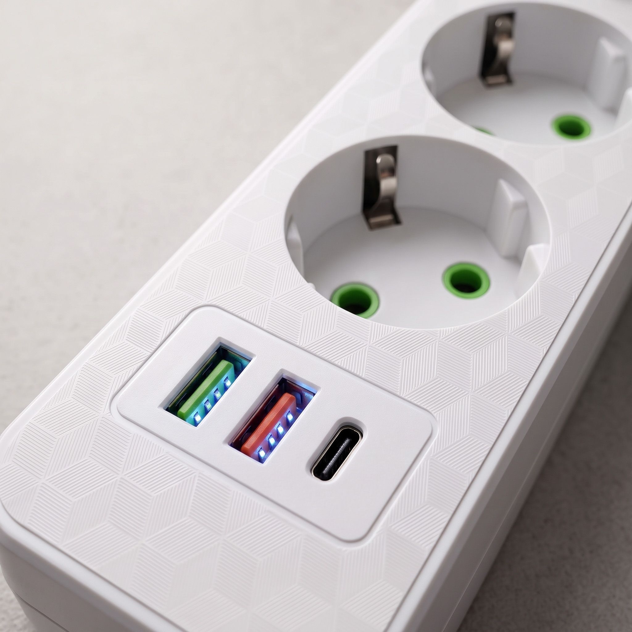 Toolight Prailgintuvas Maitinimo Blokas 4 Lizdai + 2x Usb-a + Usb-c Jnh021-4a Baltas aprašymas - Prekės nuotrauka