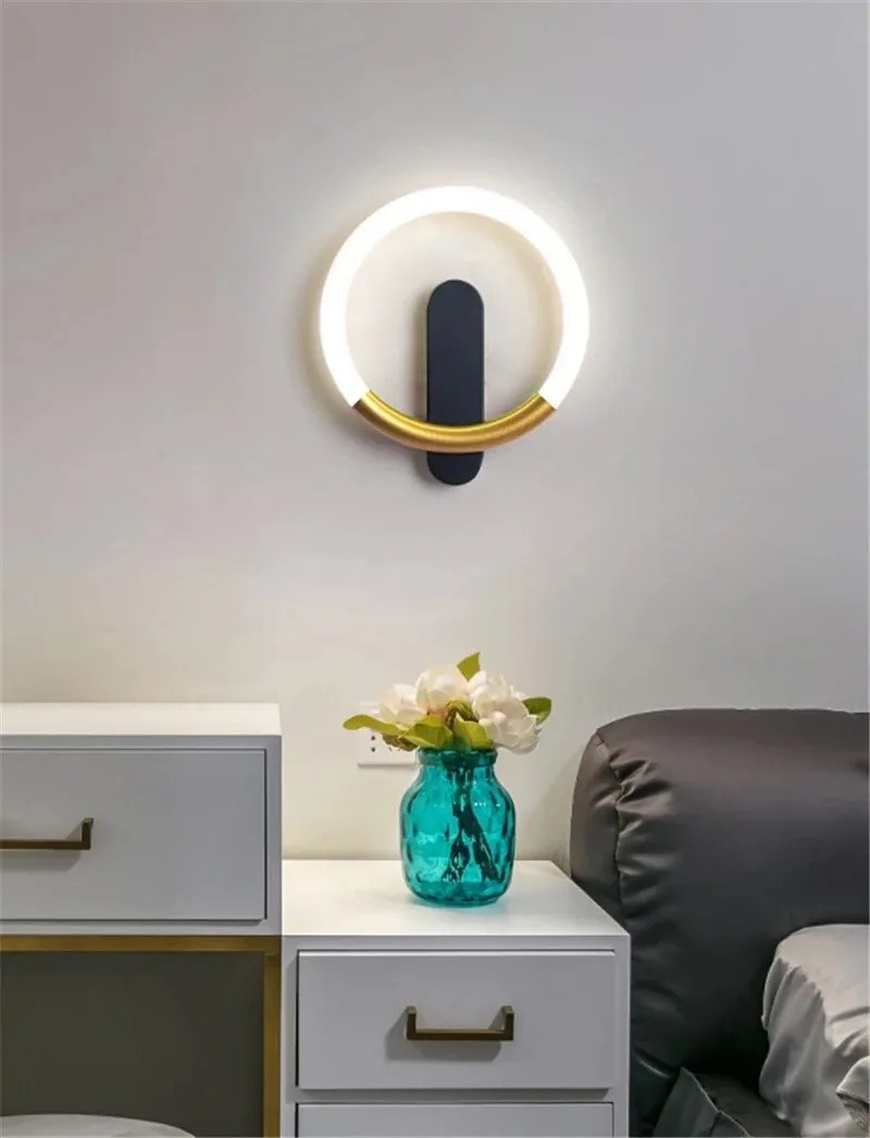 Toolight SIENINIS ŠVIESTUVAS LED LHJ068-W C BRUSH GOLD/Juodas aprašymas - Prekės nuotrauka